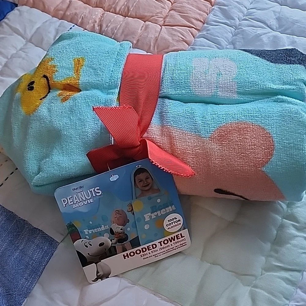 NWT Peanuts hooded towel